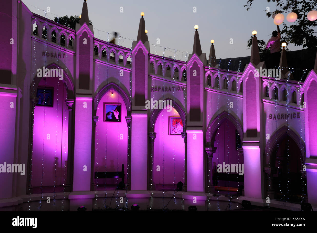 Illuminata del Monte Maria la Chiesa, festa di natale, Bandra, Mumbai, Maharashtra, India, Asia Foto Stock