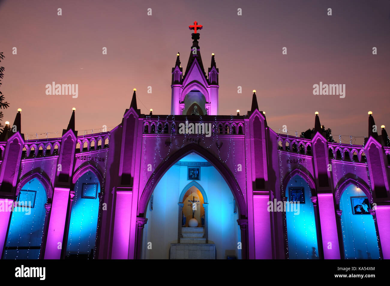Illuminata del Monte Maria la Chiesa in festa di Natale Bandra Mumbai Maharashtra India Asia Foto Stock