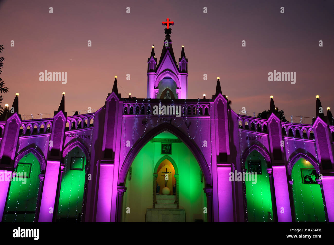 Illuminata del Monte Maria la Chiesa, festa di natale, Bandra, Mumbai, Maharashtra, India, Asia Foto Stock