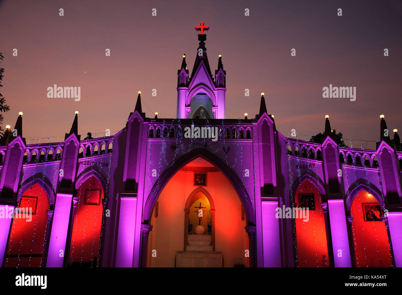 Illuminata del Monte Maria la Chiesa, festa di natale, Bandra, Mumbai, Maharashtra, India, Asia Foto Stock