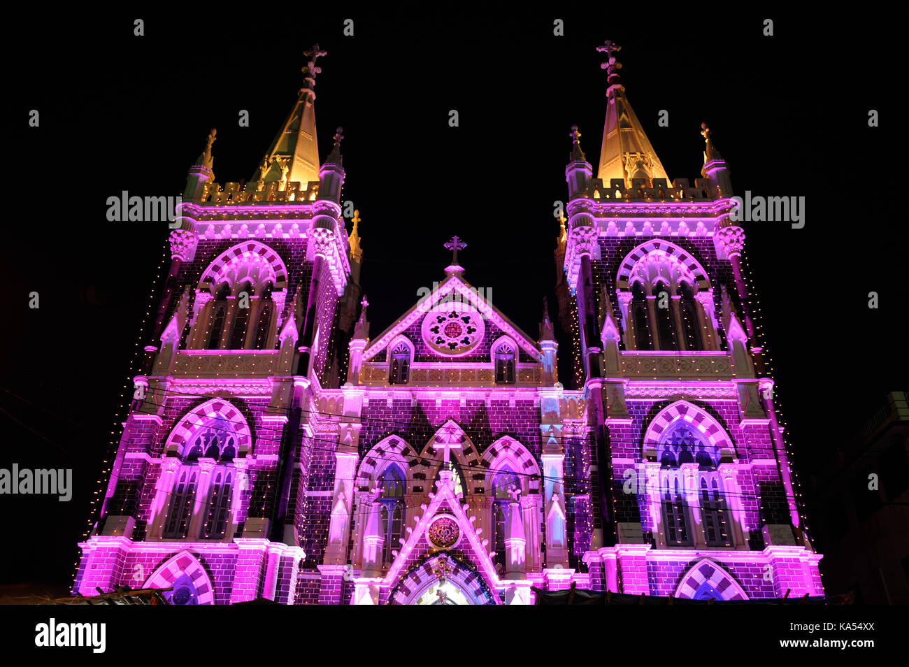 Illuminata del Monte Maria la Chiesa, festa di natale, Bandra, Mumbai, Maharashtra, India, Asia Foto Stock