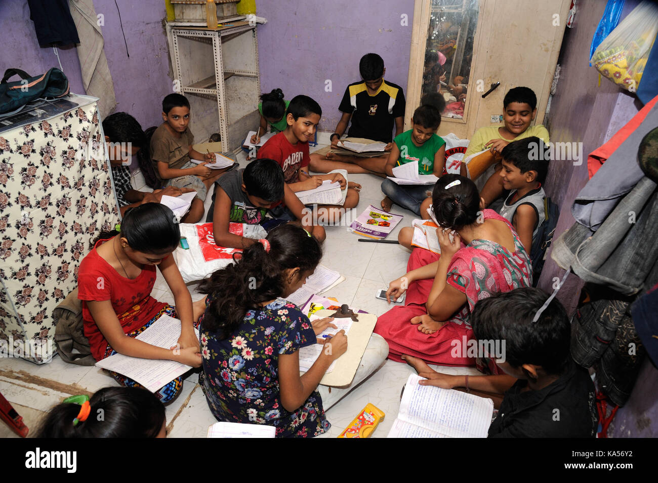 Studio per bambini in camera delle baraccopoli, dharavi, Mumbai, Maharashtra, India, Asia Foto Stock