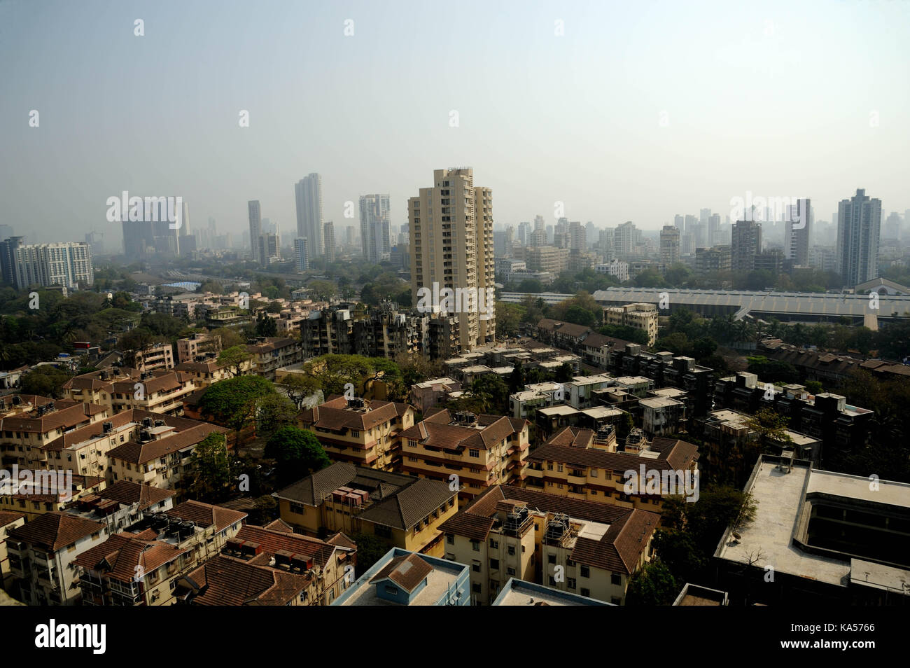 Tegole del tetto case e costruzione, Mumbai, Maharashtra, India, Asia Foto Stock