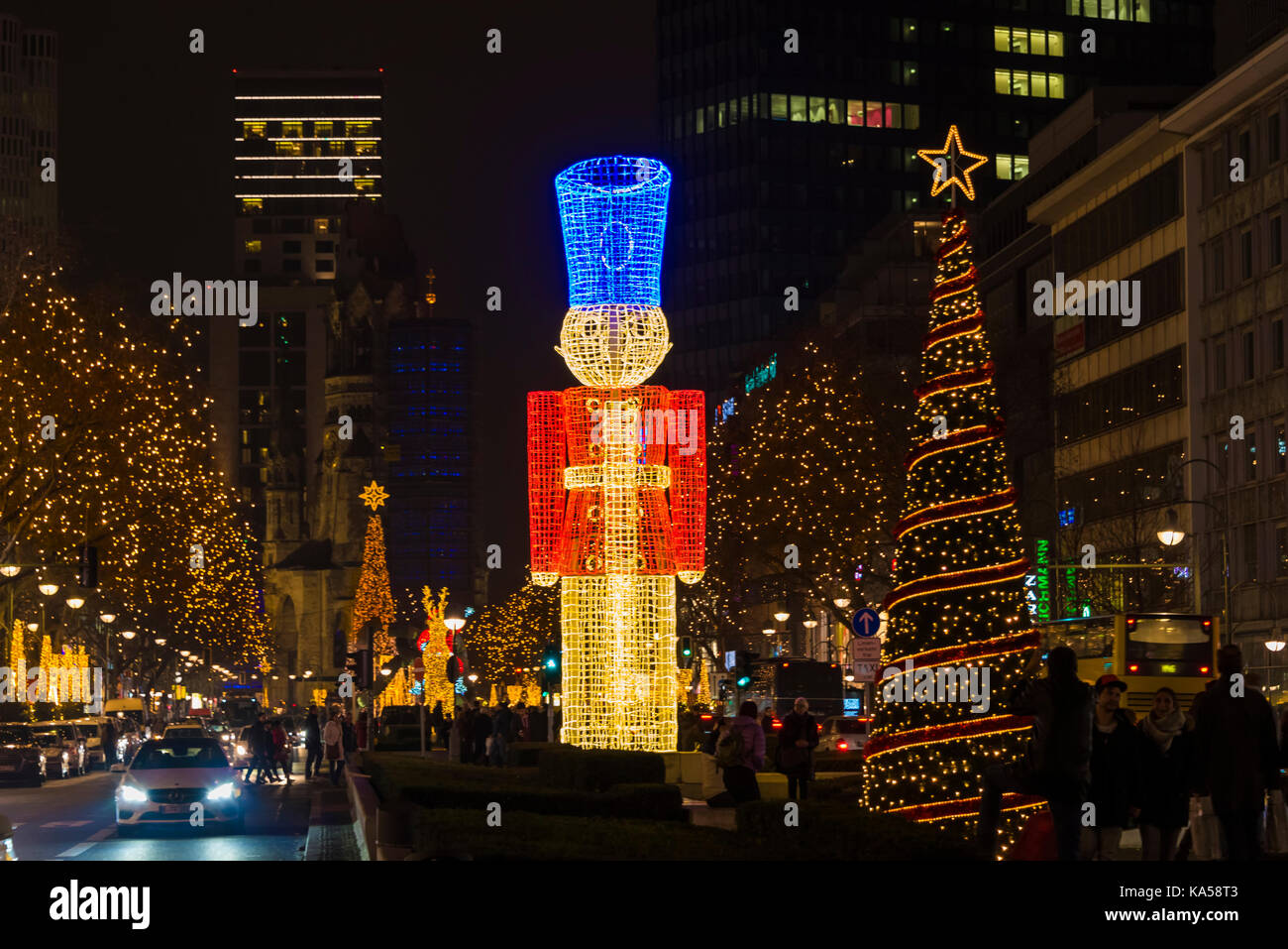 Le celebrazioni del Natale con la decorazione e illuminazione. bellissimo albero di natale. Foto Stock