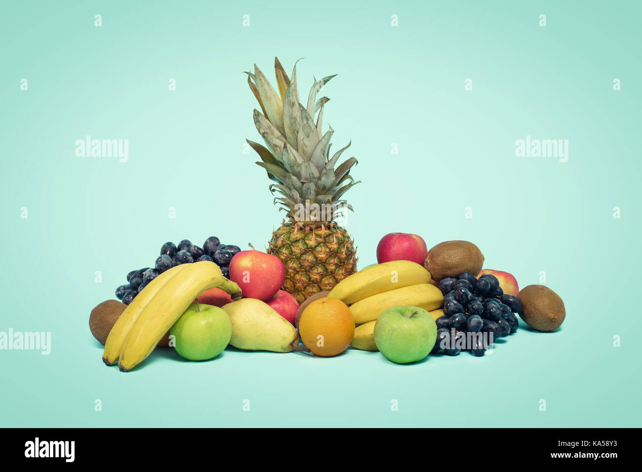 Close up dei vari frutti di stagione con le arance, ananas, banane, mele e kiwi Foto Stock