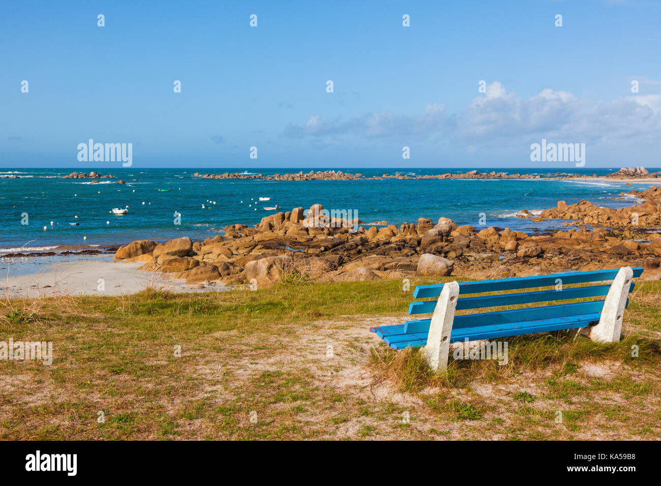 Panchina blu con vista sulla spiaggia di Meneham, Bretagna, Francia Foto Stock
