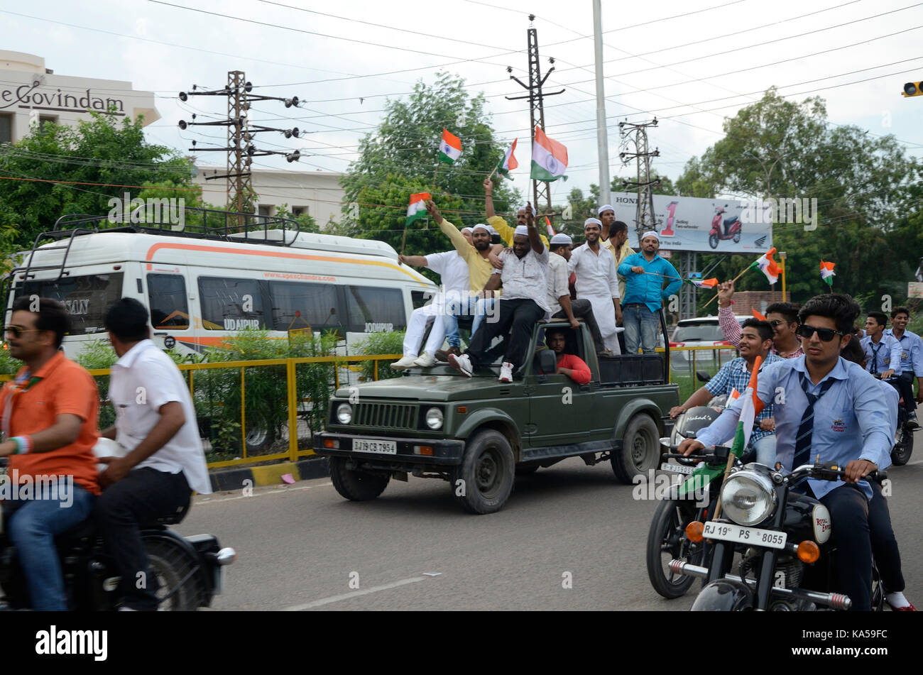 Uomo musulmano in jeep con bandiera rally, Jodhpur, Rajasthan, India, Asia Foto Stock