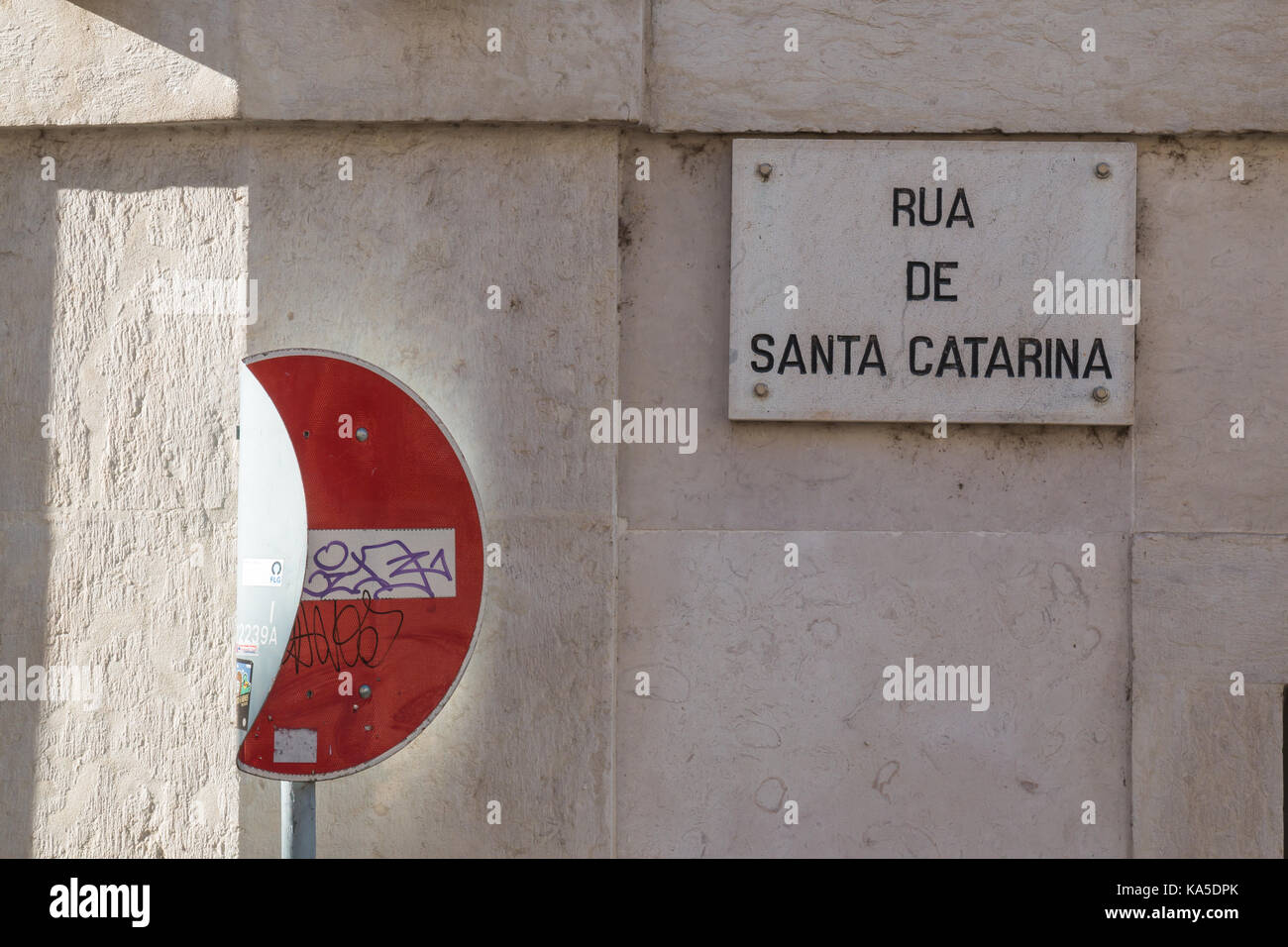 Piegate non entrata segno. Muro di una casa in background con un nome di strada. Lisbona, Portogallo Foto Stock