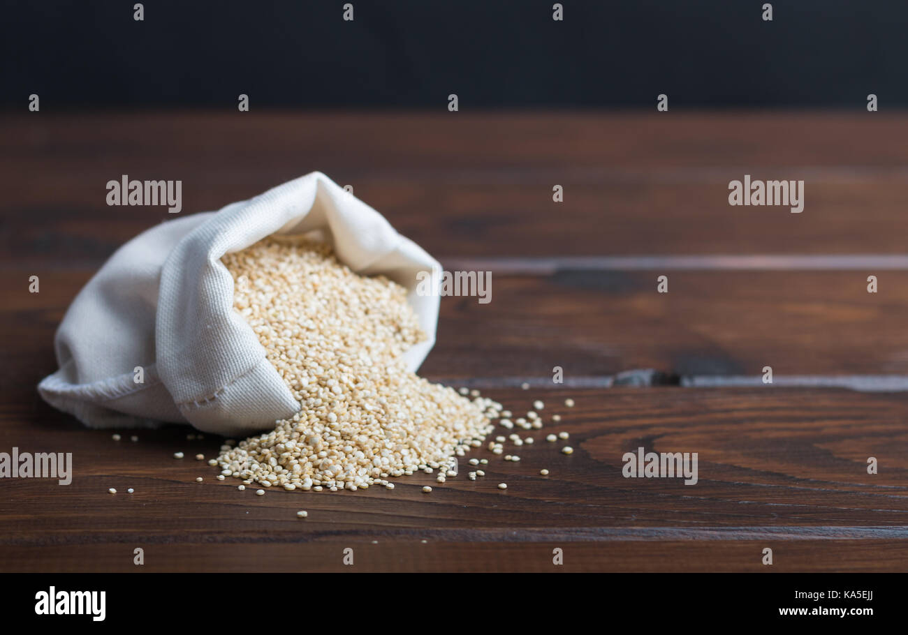 Sac del bio quinoa su una tavola di legno Foto Stock