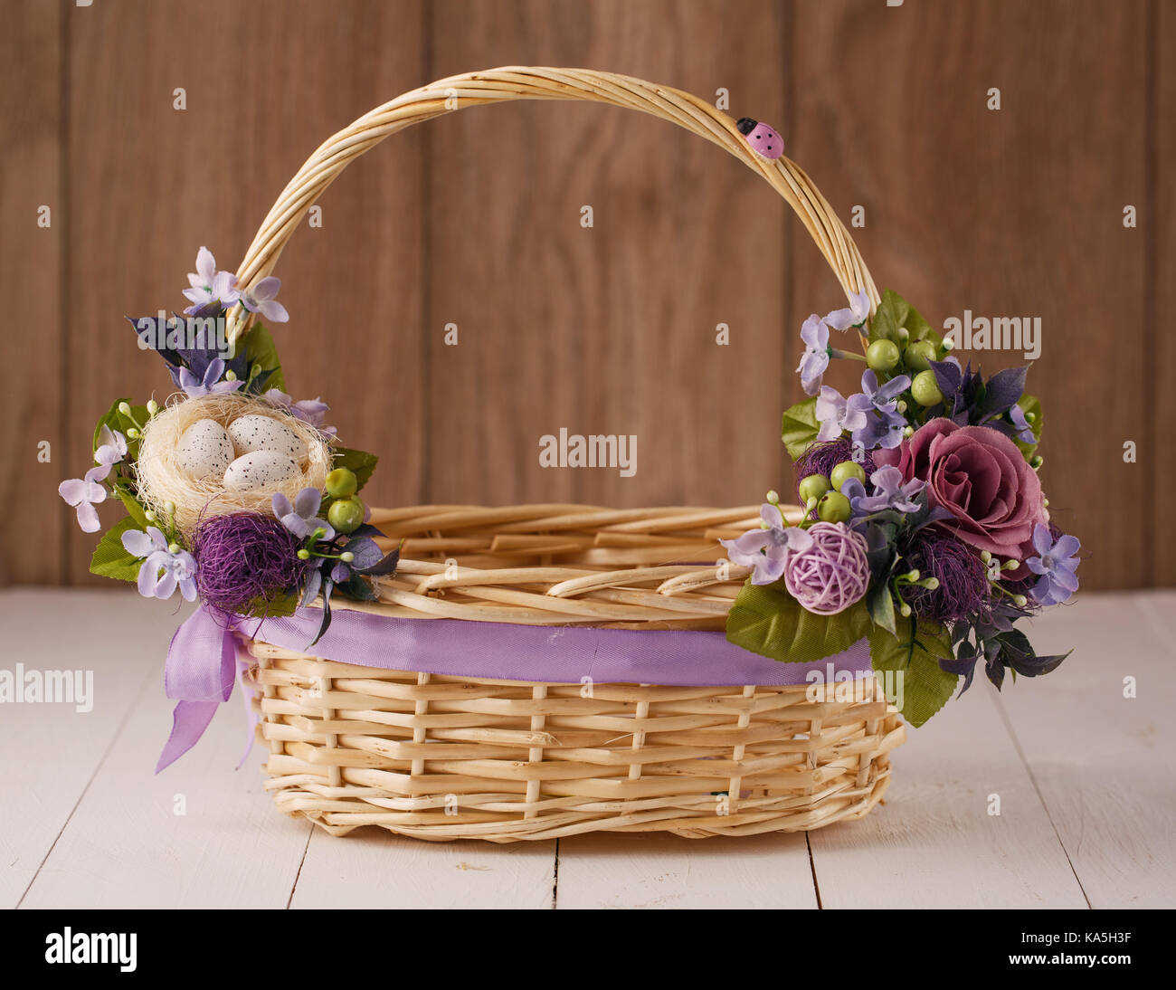 Decorate originalmente cestello per la pasqua Foto Stock