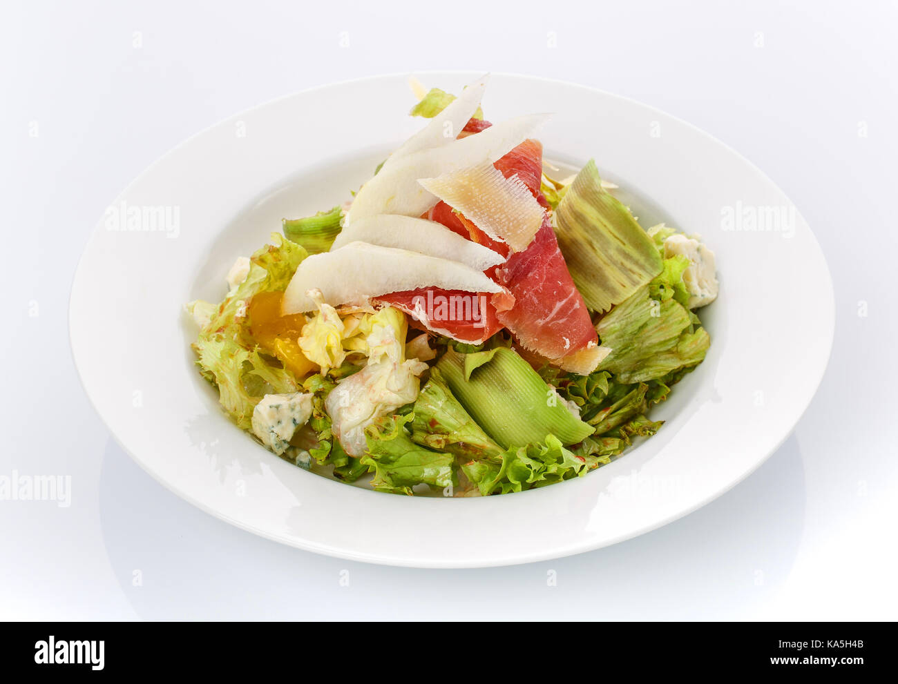 Il cibo del ristorante. insalata in una piastra. cibo delizioso. Foto Stock