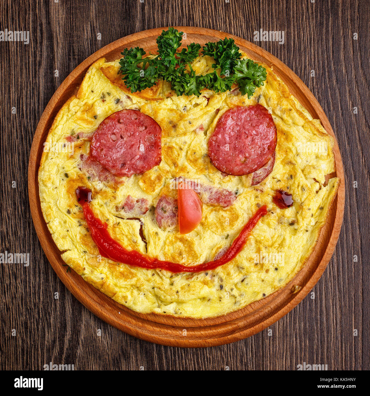 Funny Frittata con salsiccia. sorriso Foto Stock