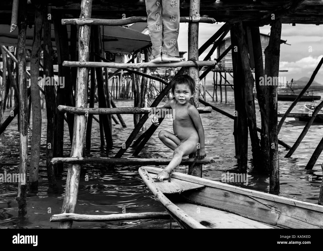 Little Boy di Bajau comunità tribali in Semporna mare Foto Stock