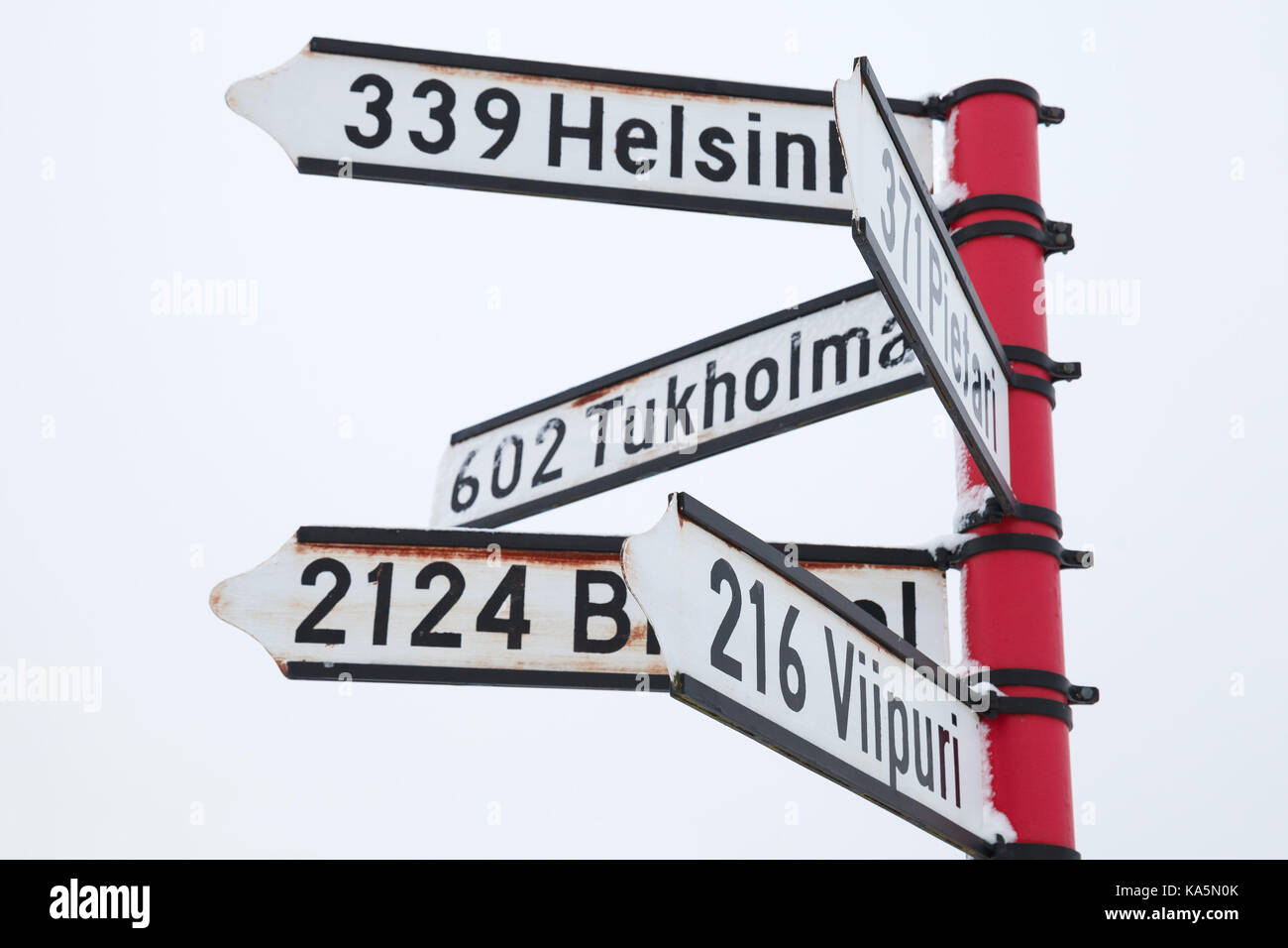 Segnavia rosso, segnaletica direzionale con distanze per città di destinazione. Savonlinna, Finlandia Foto Stock