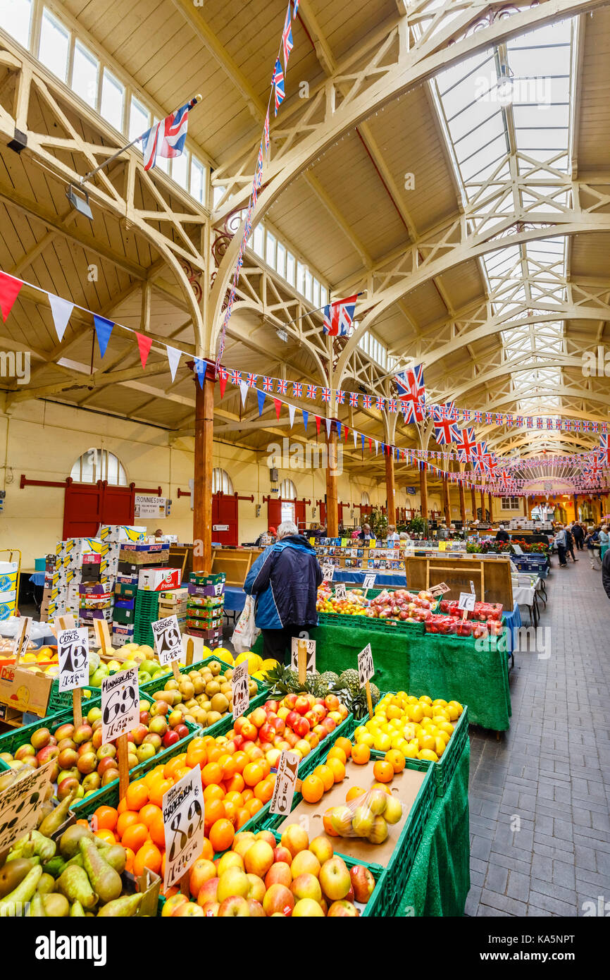 Colorate bancarelle di frutta in Barnstaple bauletto del mercato, una storica indoor mercato coperto in Barnstaple, la città principale del North Devon, Inghilterra Foto Stock