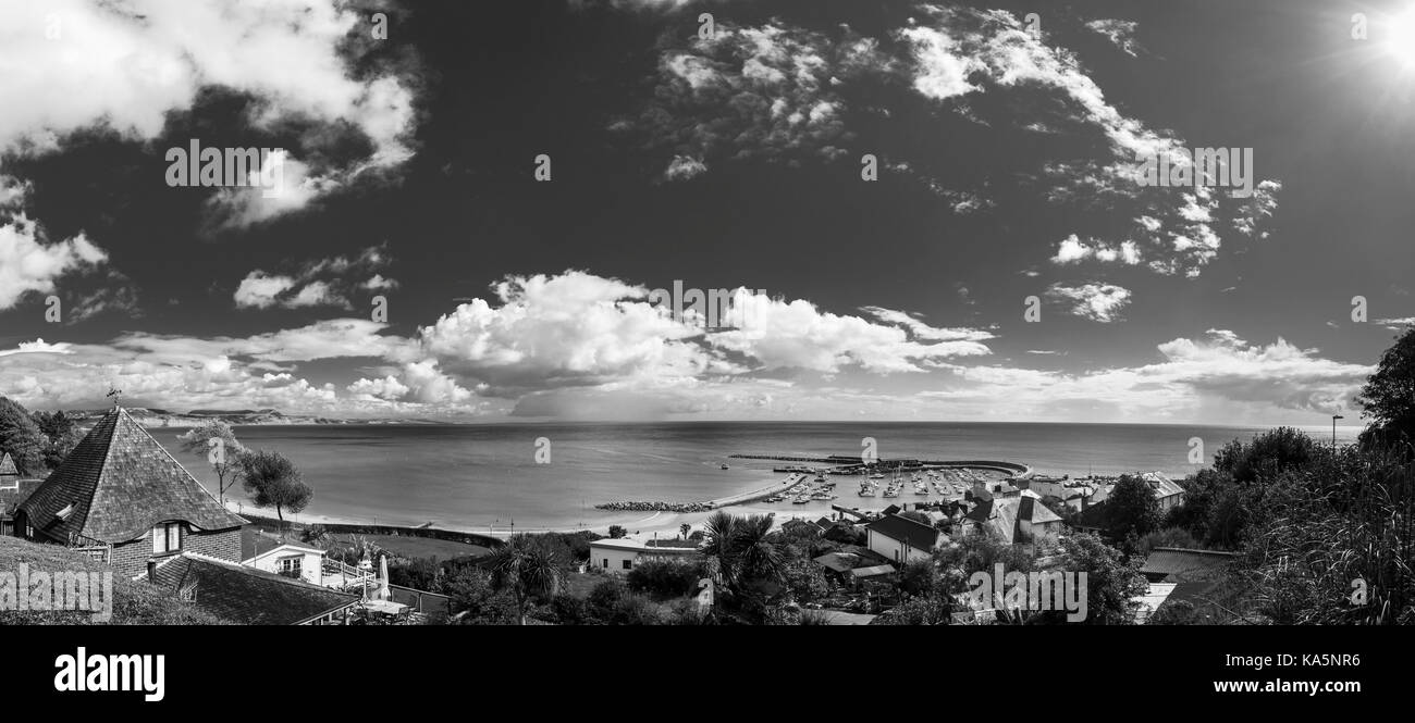 Vista panoramica della baia di Lyme, il Cobb e il porto a Lyme Regis, una città costiera nel West Dorset sul Canale Inglese coast presso il Dorset-confine Devon Foto Stock
