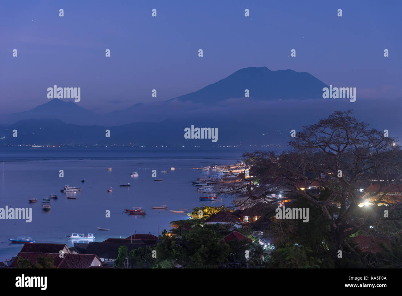 La splendida vista dal punto panoramico sull'isola Nusa Lembongan jungut sulla spiaggia di Batu e il rimbombo vulcano Agung a Bali Indonesia Foto Stock