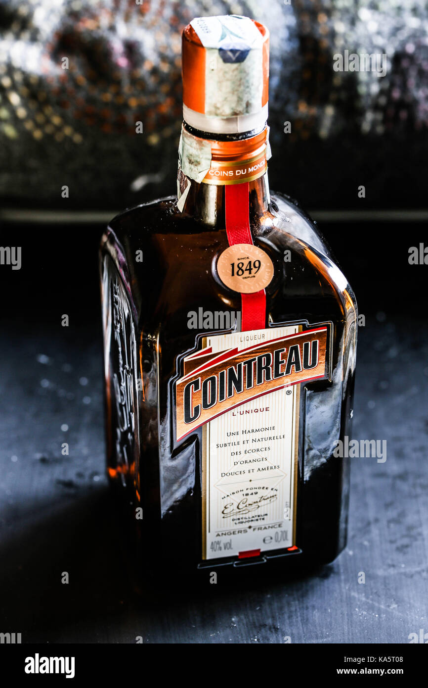 Una bottiglia di liquore Cointreau Foto stock - Alamy