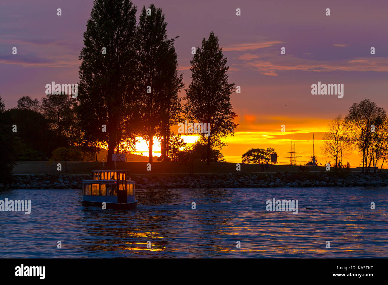 Al tramonto lungo la baia di inglese al Sunset beach in Vancouver British Columbia canada Foto Stock