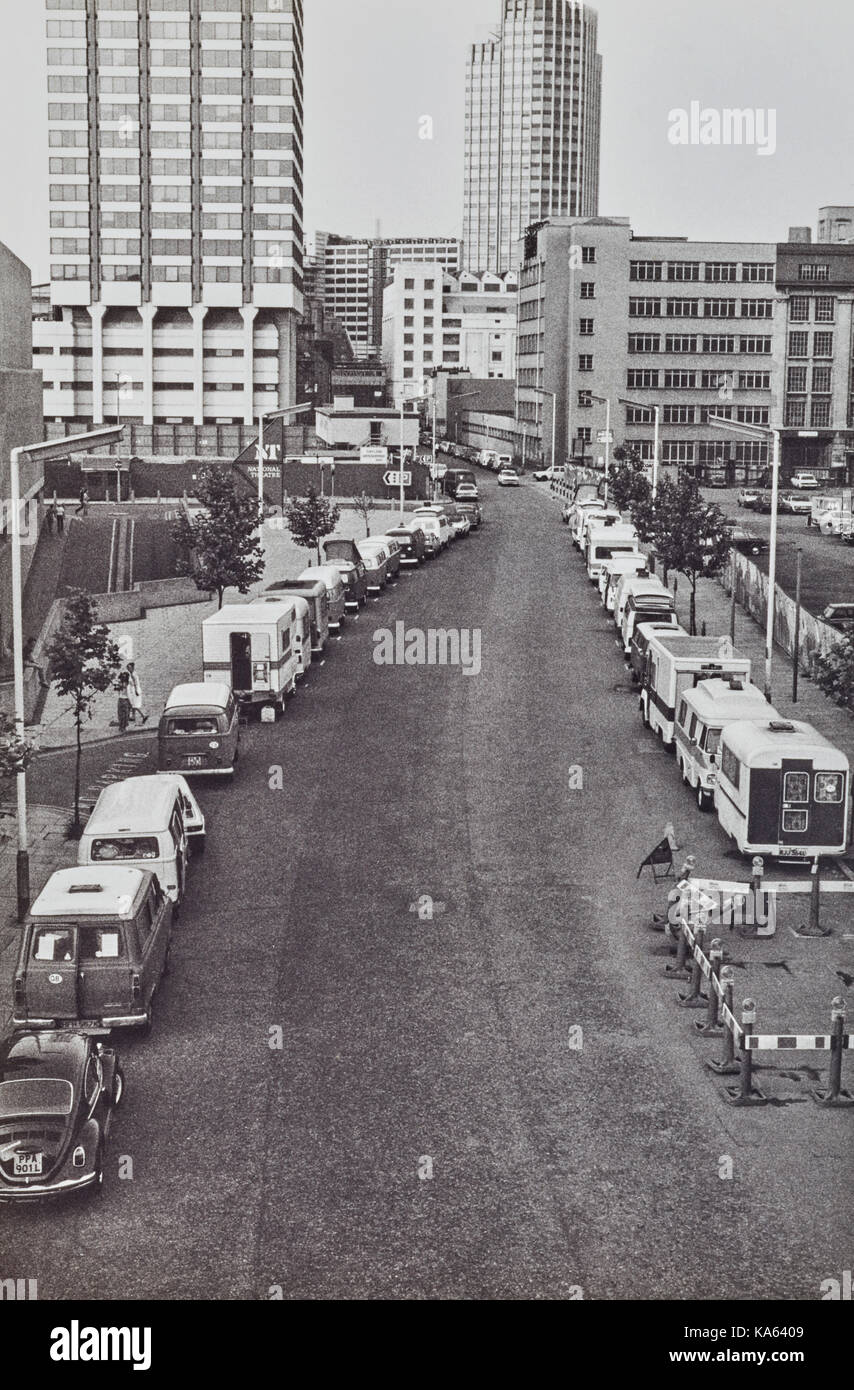 Massa superiore vicino a Waterloo dove le persone hanno comprato e venduto i camper per viaggi in Europa, Londra 1980 Foto Stock