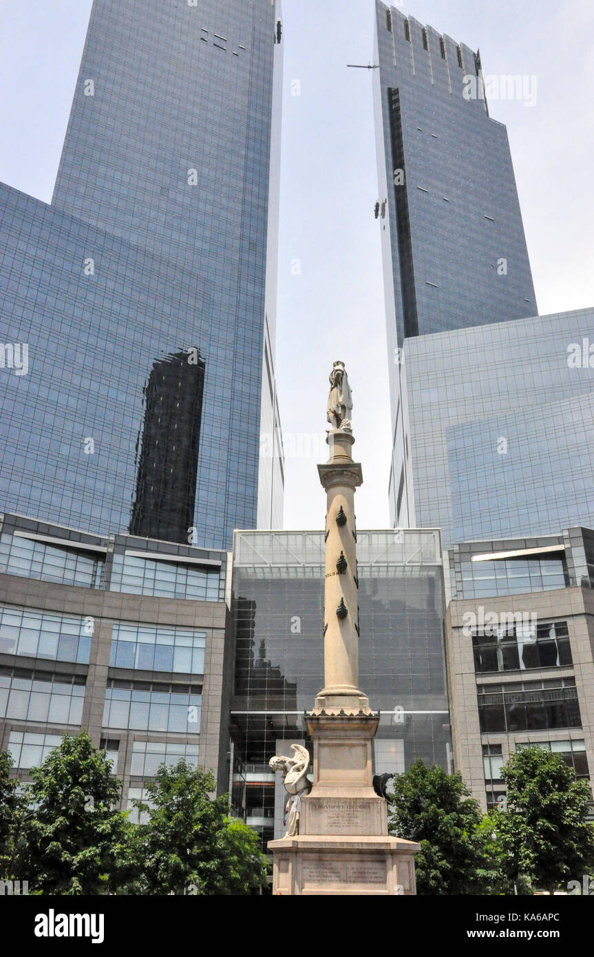 Time Warner Center di Columbus e di colonna a Columbus Circle, Midtown Manhattan, a New York City, Stati Uniti d'America. Foto Stock