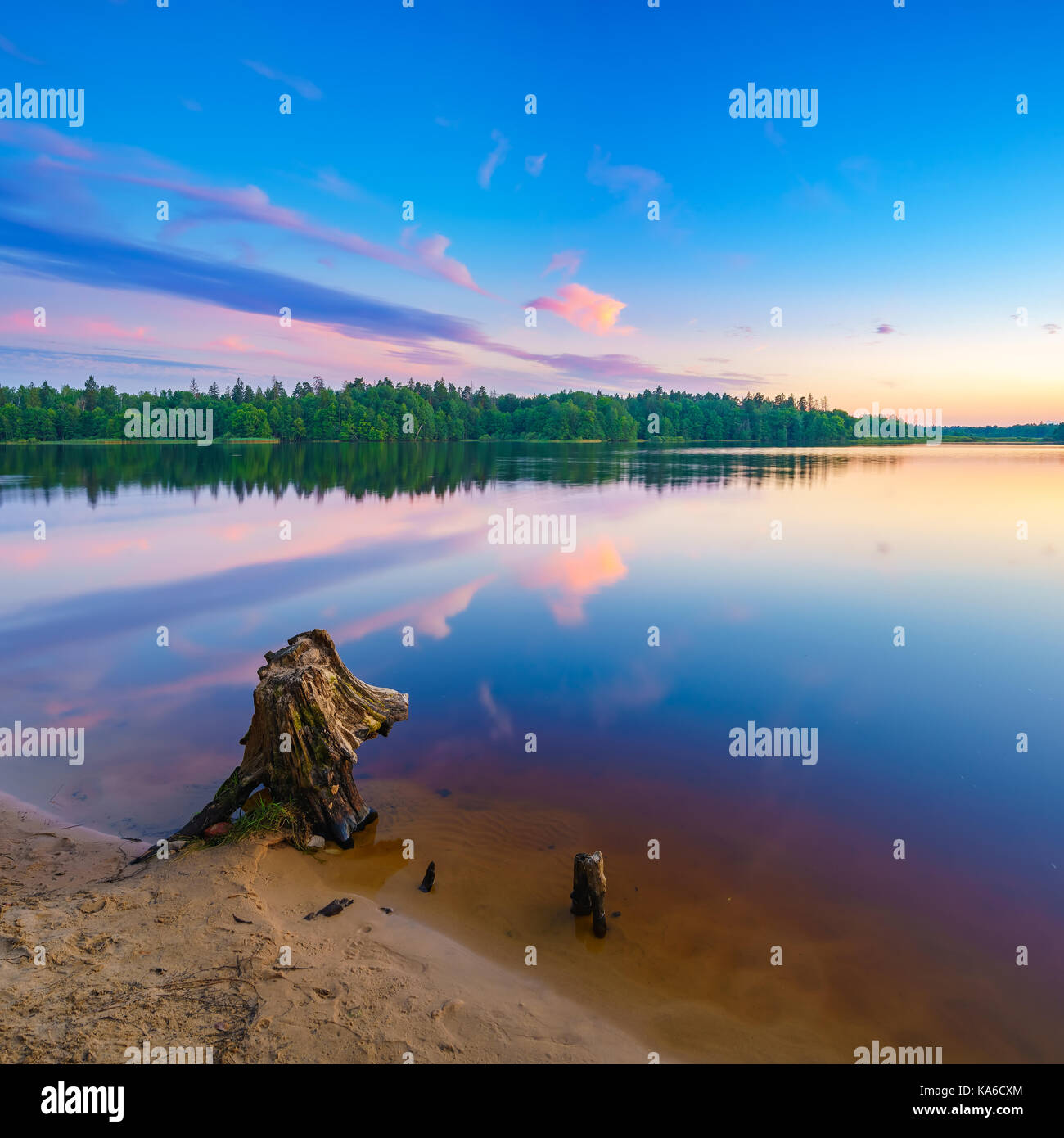 Brillante tramonto sul lago Foto Stock