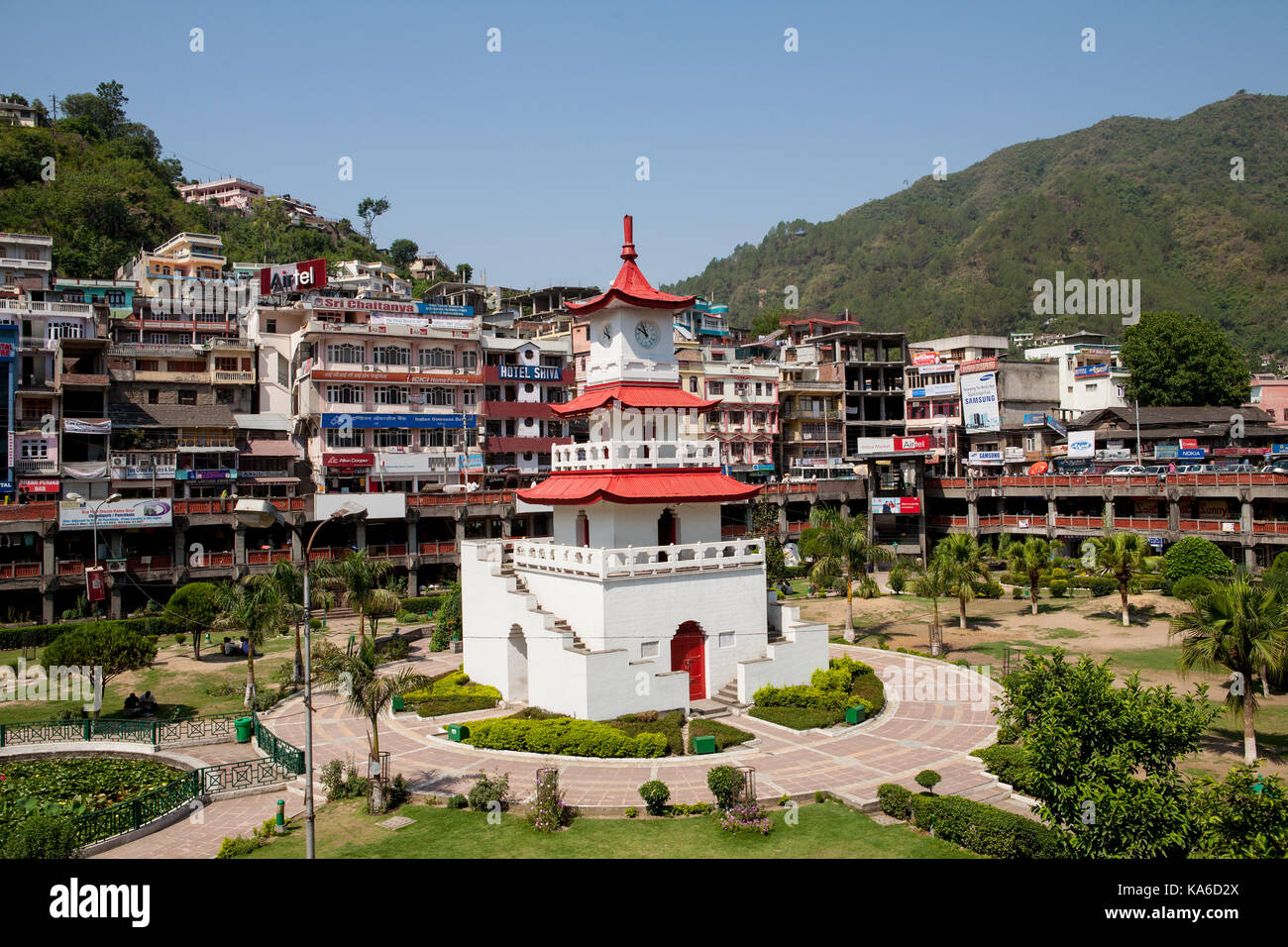 La torre dell Orologio nella piazza centrale della città mandi. Himachal Pradesh, India Foto Stock