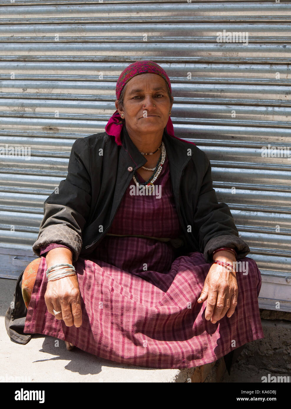 Persone rurali uno stile di vita quotidiana. Closeup Ritratto di vecchio pellegrino buddista presso il lago sacro Revalsar. Rewalsar, distretto Mandi, Himachal Pradesh, India Foto Stock