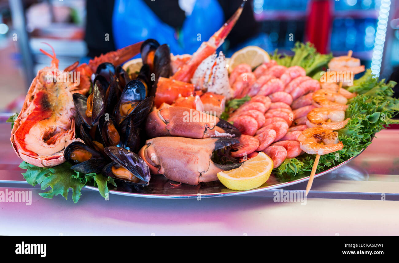 Piatto con vari frutti di mare sugli scaffali del mercato del pesce in Norvegia, Bergen Foto Stock