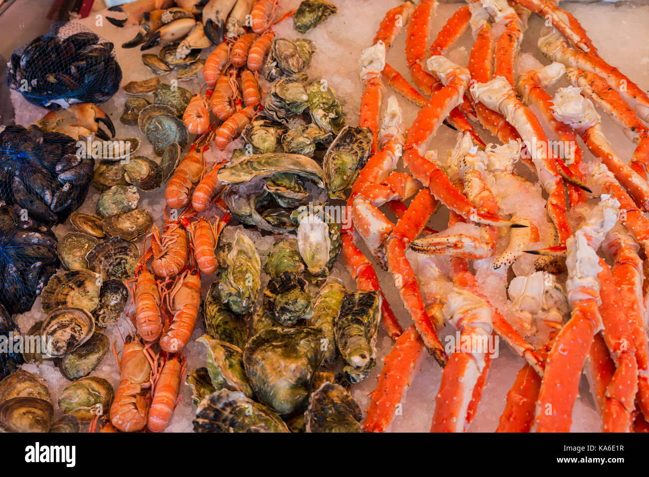 Vari frutti di mare sugli scaffali del mercato del pesce in Norvegia, Bergen Foto Stock