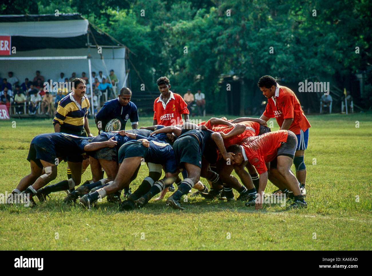 Gli uomini giocando a rugby, Mumbai, Maharashtra, India, Asia Foto Stock