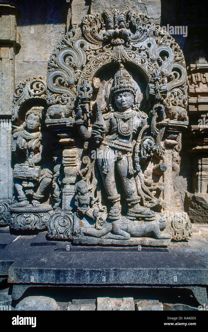 Shiva ballando sul demonio scultura, tempio chennakesava, belur, Karnataka, India, Asia Foto Stock