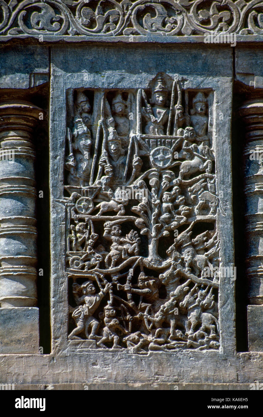 Indiana mahabharata scena di battaglia di rilievo sul muro, tempio chennakesava, Karnataka, India, Asia Foto Stock