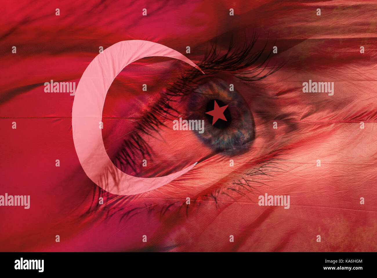 Grande bandiera turca e il blu occhio umano Foto Stock