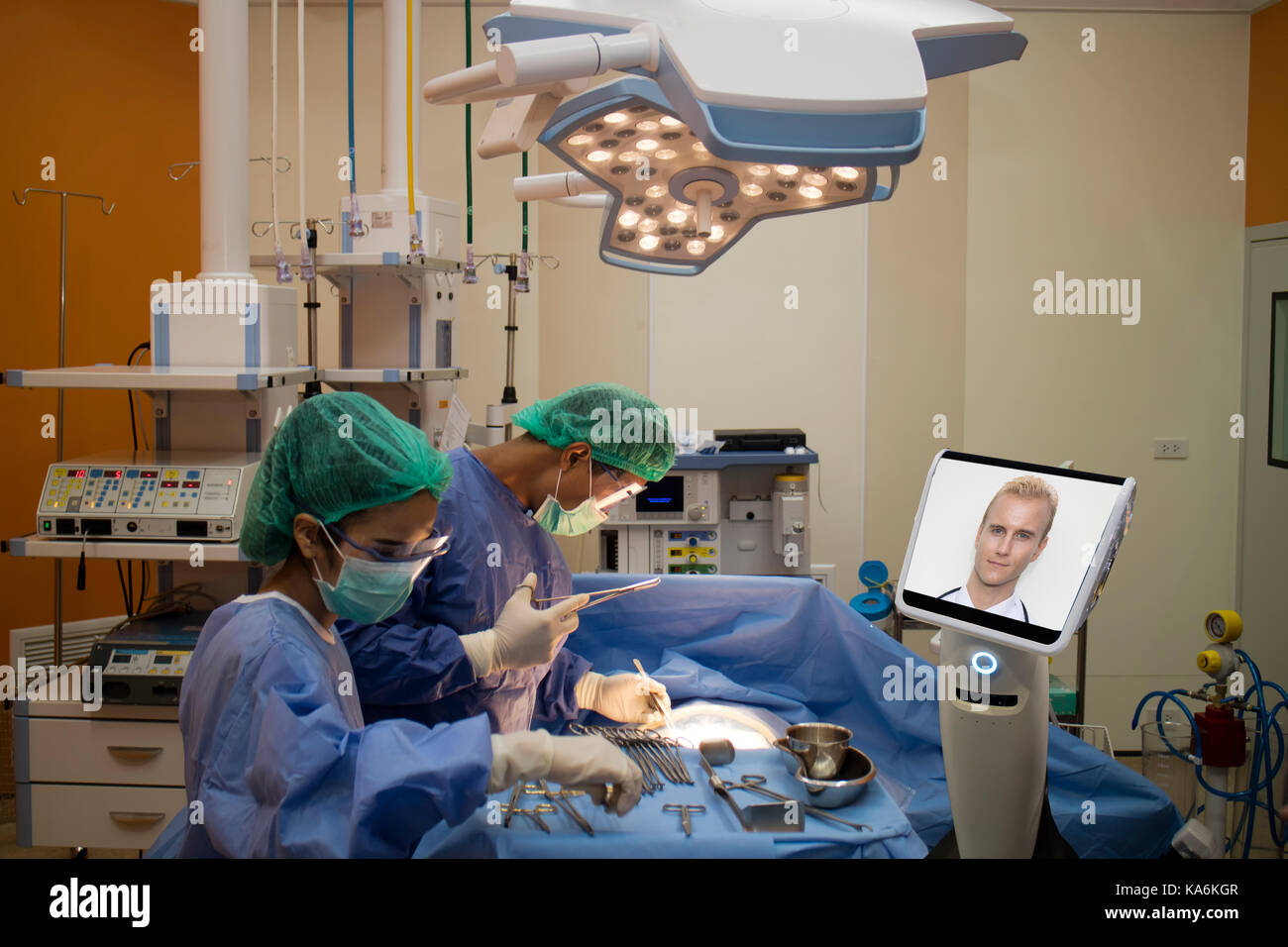 Ambulatorio medico paziente in sala operatoria in ospedale e parlare ,consultare con il medico specialista da telepresence robot durante l'emergenza. robot(artificial Foto Stock
