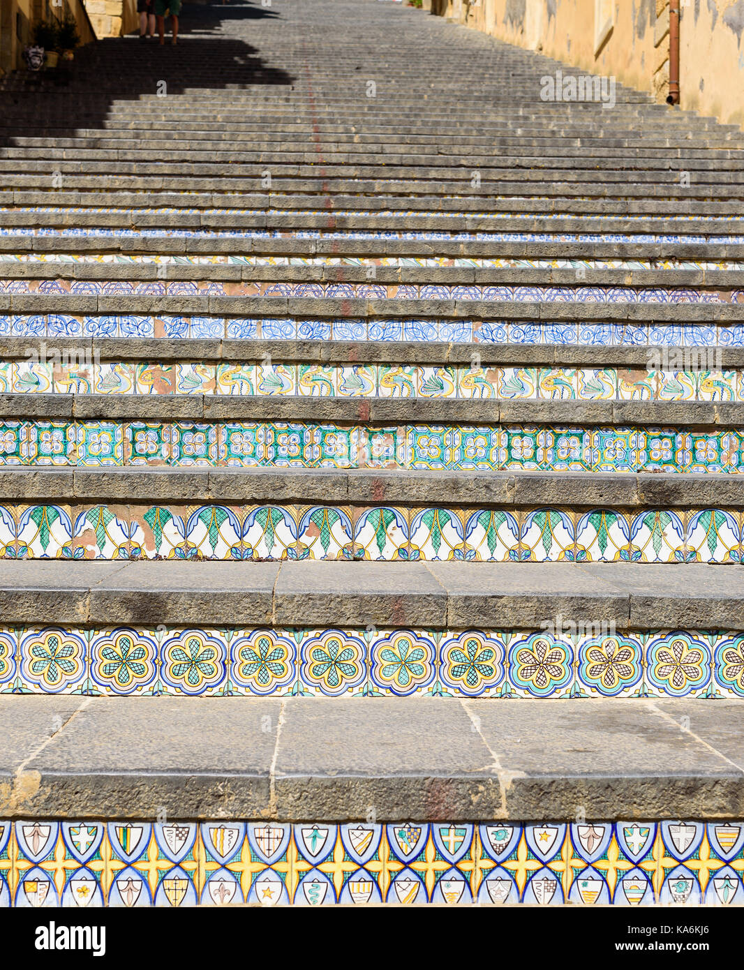 Famosa Scalinata con dipinto di piastrelle in ceramica di Caltagirone, Sicilia, Italia Foto Stock