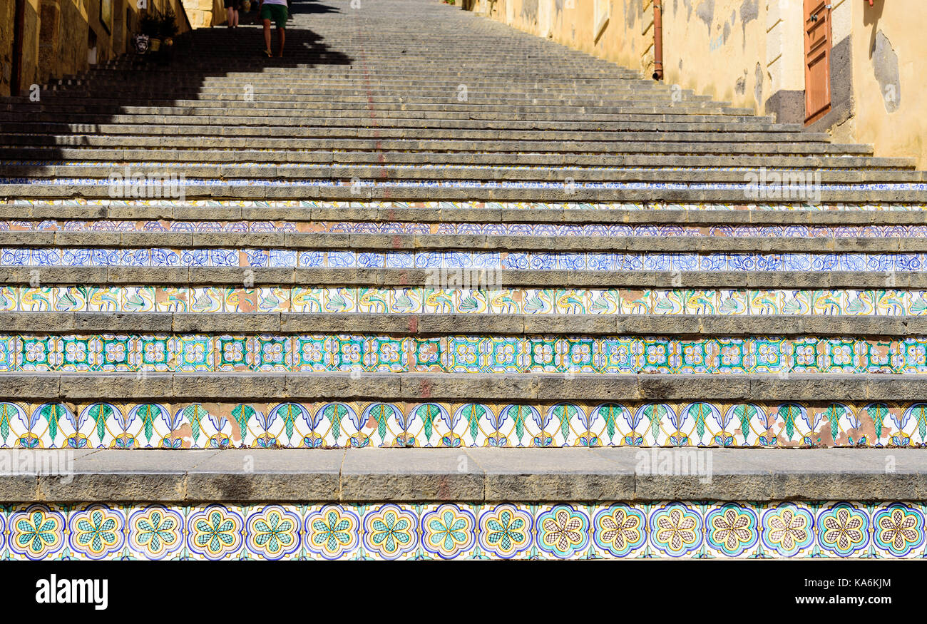 Famosa Scalinata con dipinto di piastrelle in ceramica di Caltagirone, Sicilia, Italia Foto Stock