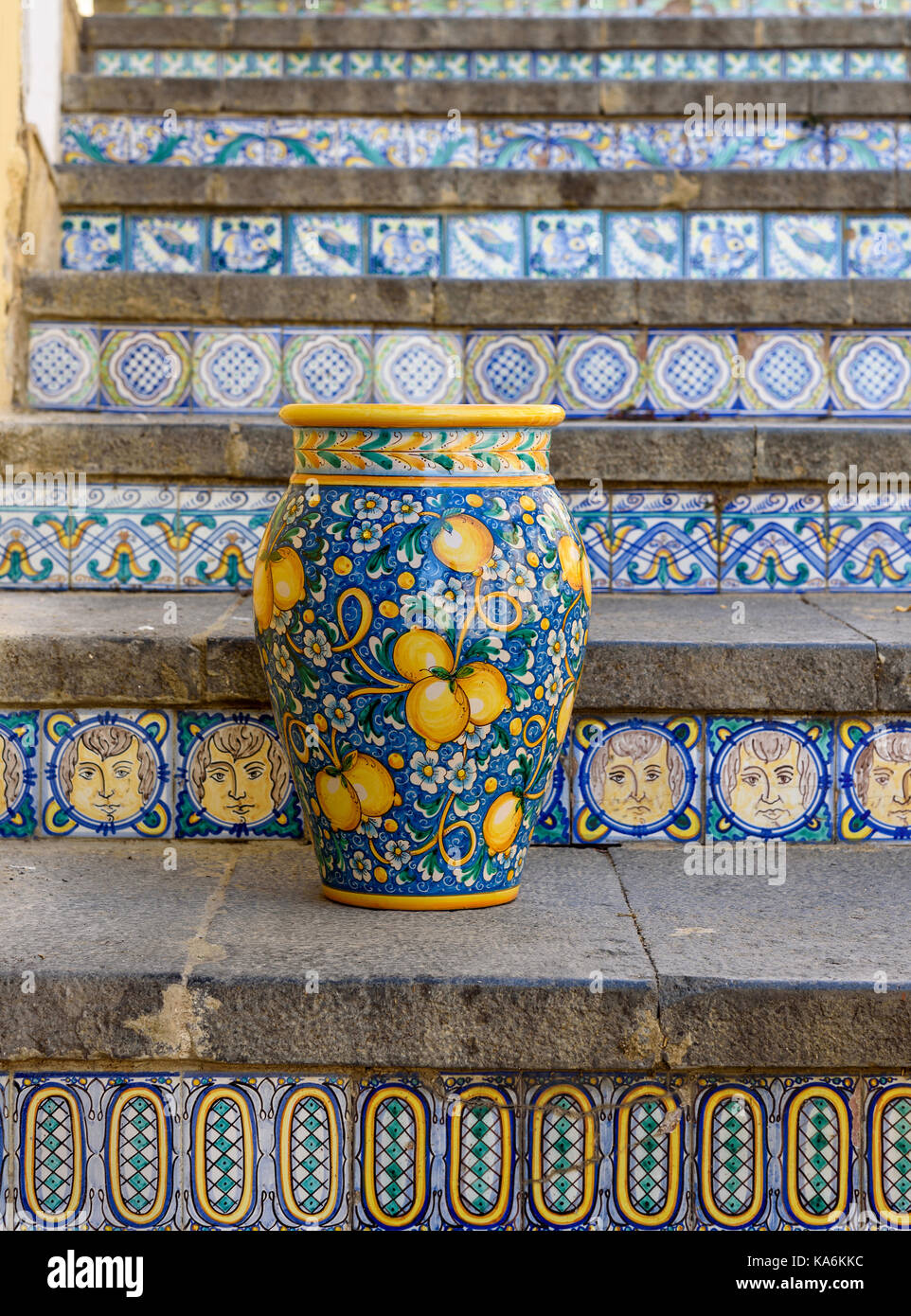 Vaso in ceramica sulla scalinata di Caltagirone, Sicilia, Italia Foto stock  - Alamy