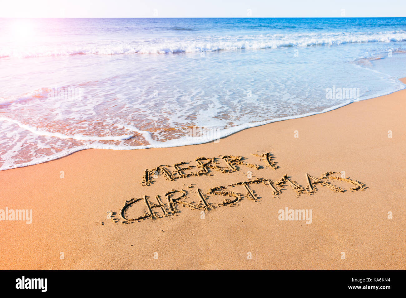 Immagini Di Natale Al Mare.Auguri Di Buon Natale E Scritto Nella Sabbia In Riva Al Mare Sulla Spiaggia Foto Stock Alamy