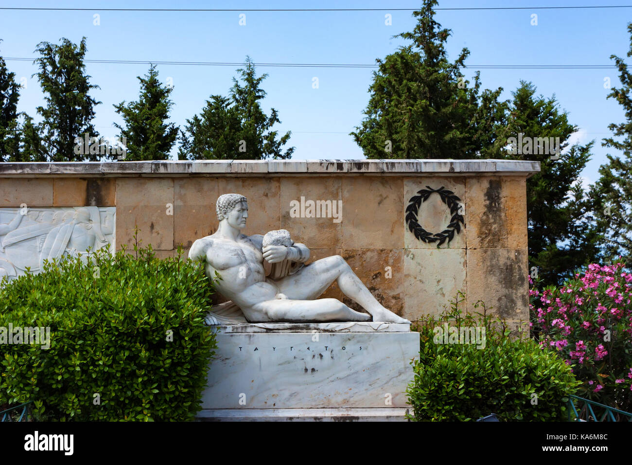 Delle termopili, Grecia - giugno, 2011: statua antropomorfa di montagne taygetus Foto Stock