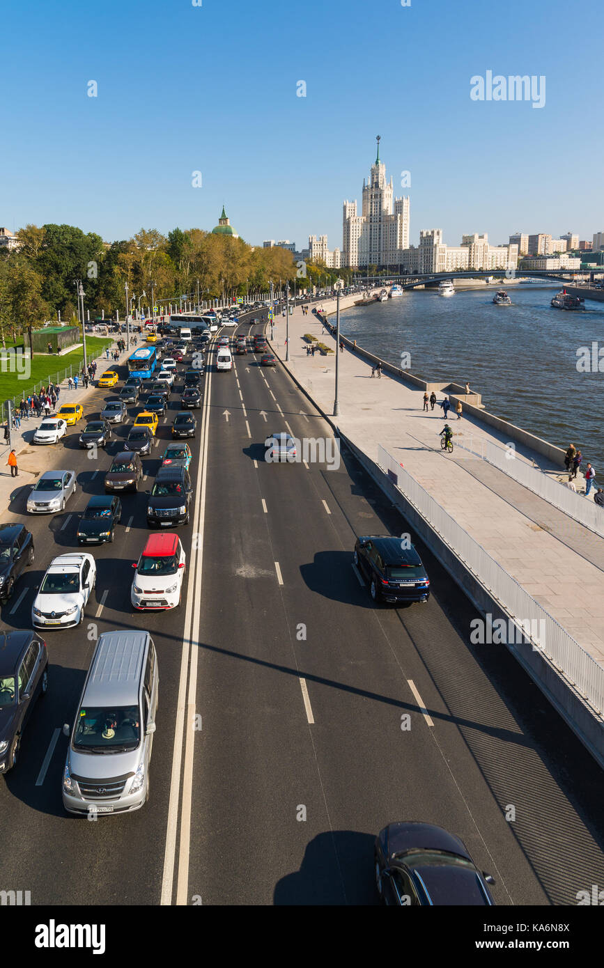 Mosca, Russia - 23 settembre. 2017. Il traffico su moskvoretskaya argine del fiume Moskva. Foto Stock