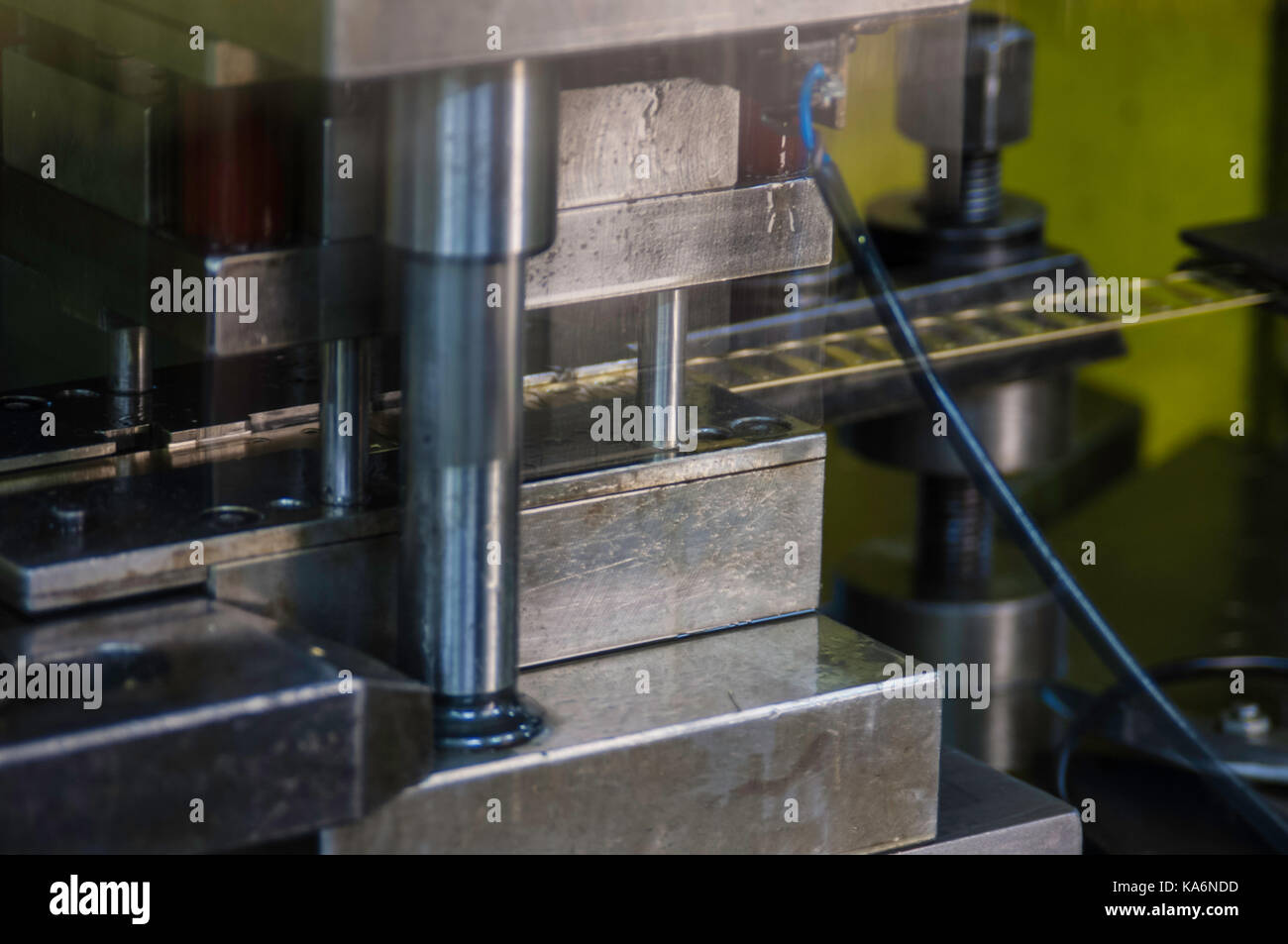 Multi pass pressa per la produzione di gioielli in ottone componenti. Foto Stock