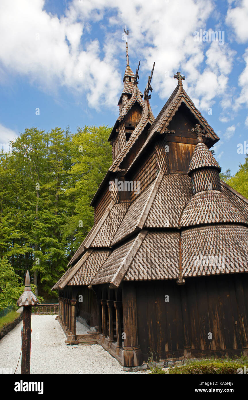 Fantoft stavkirke - chiesa in legno vicino Bergen, Norvegia, circondata da alberi, architettura vichinga Foto Stock