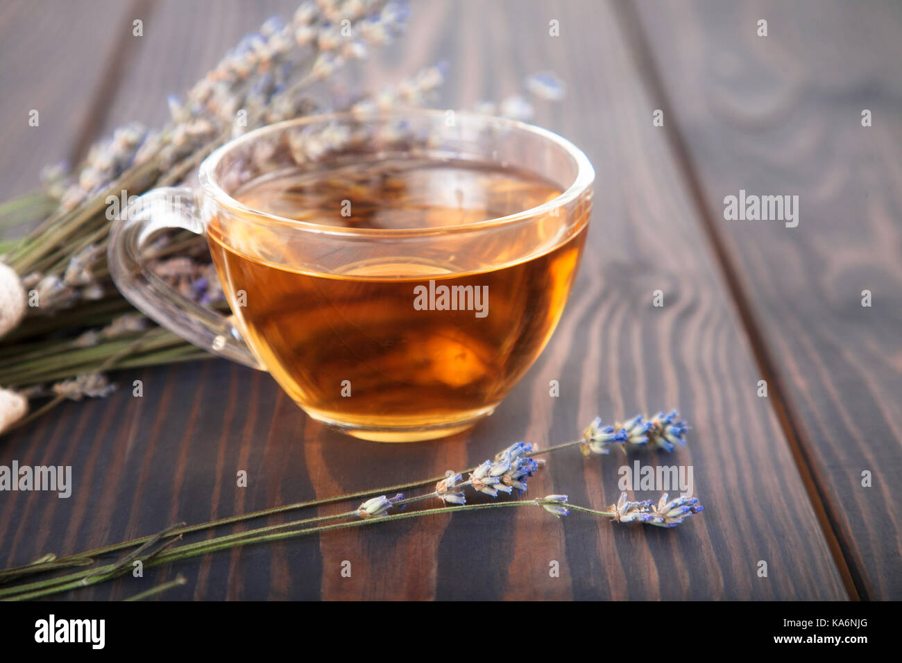 Tazza di tè di lavanda e Lavanda fiori su un tavolo di legno. Foto Stock
