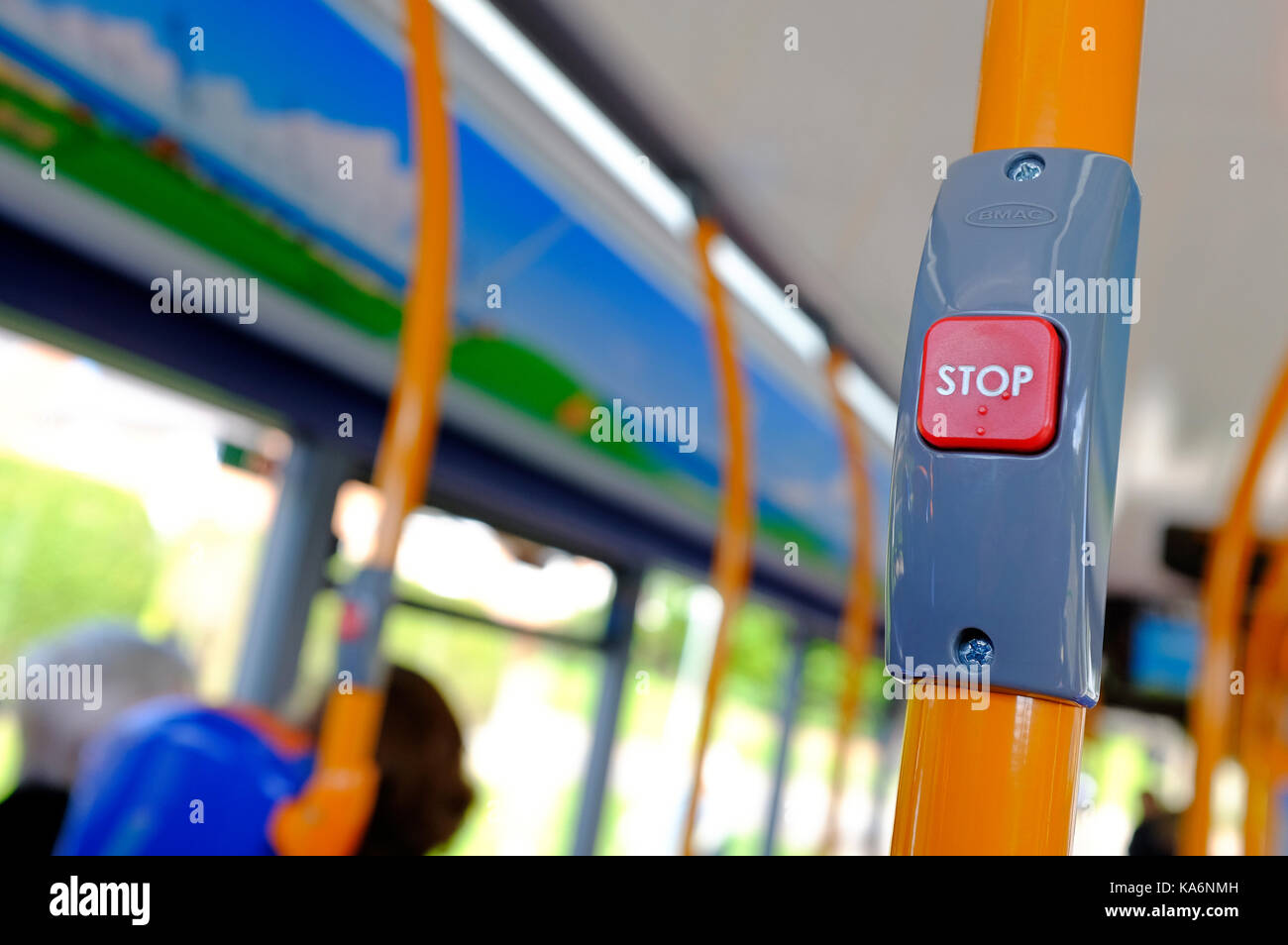 I mezzi di trasporto pubblico bus stop pulsante rosso Foto Stock