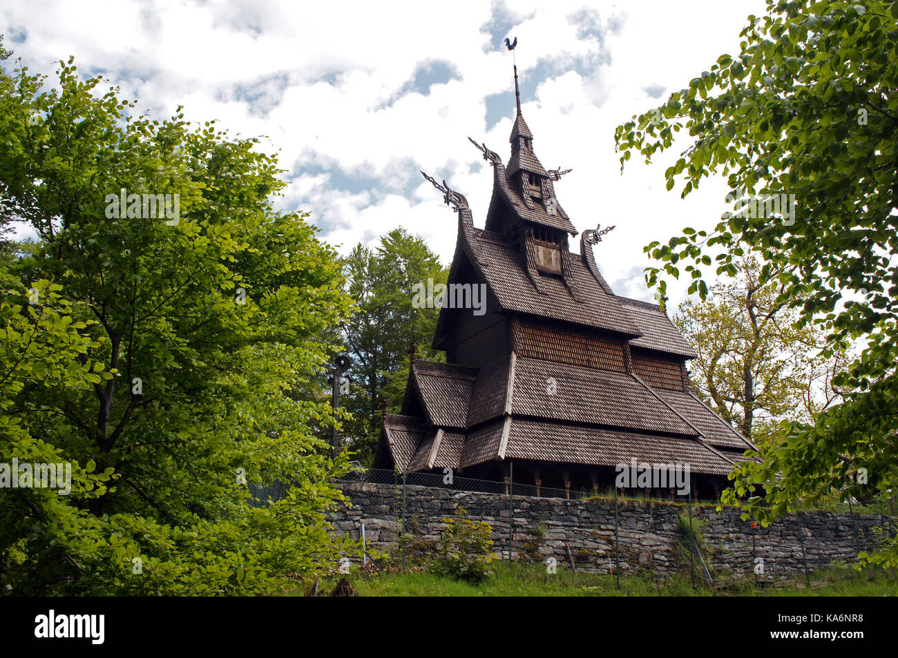 Fantoft stavkirke - chiesa in legno vicino Bergen, Norvegia, circondata da alberi, architettura vichinga Foto Stock