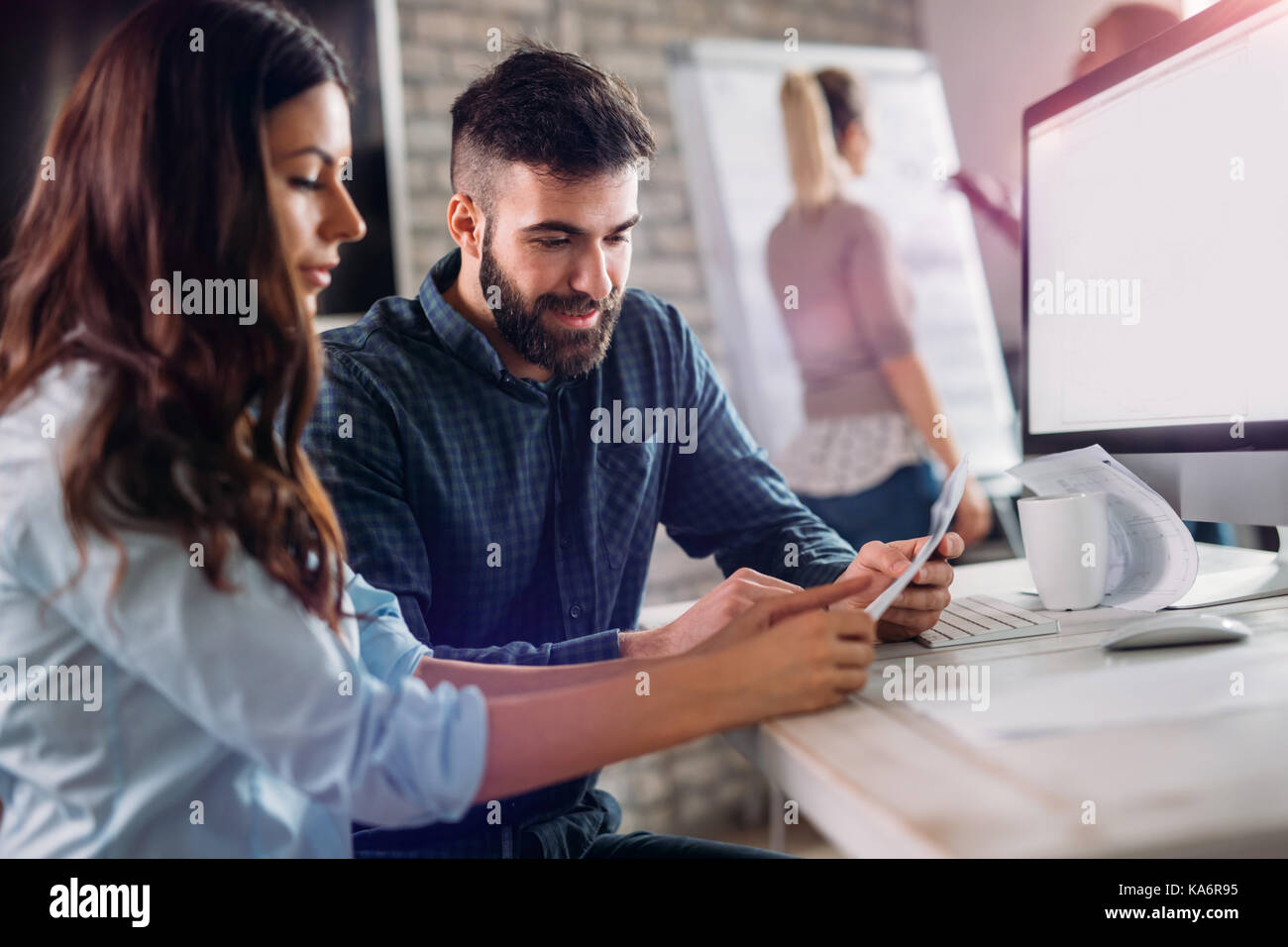 Coworking e colleghi aziendale lavoro in ufficio Foto Stock