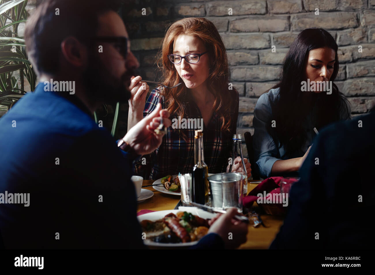 Gruppo di felice la gente di affari di mangiare nel ristorante Foto Stock