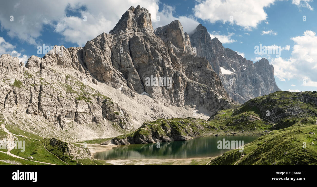 Le Dolomiti, Italia settentrionale. Il bellissimo lago di Lago di Coldai (2143m), una piscina posto lungo l Alta Via 1 al di sotto del comprensorio sciistico del Civetta Foto Stock