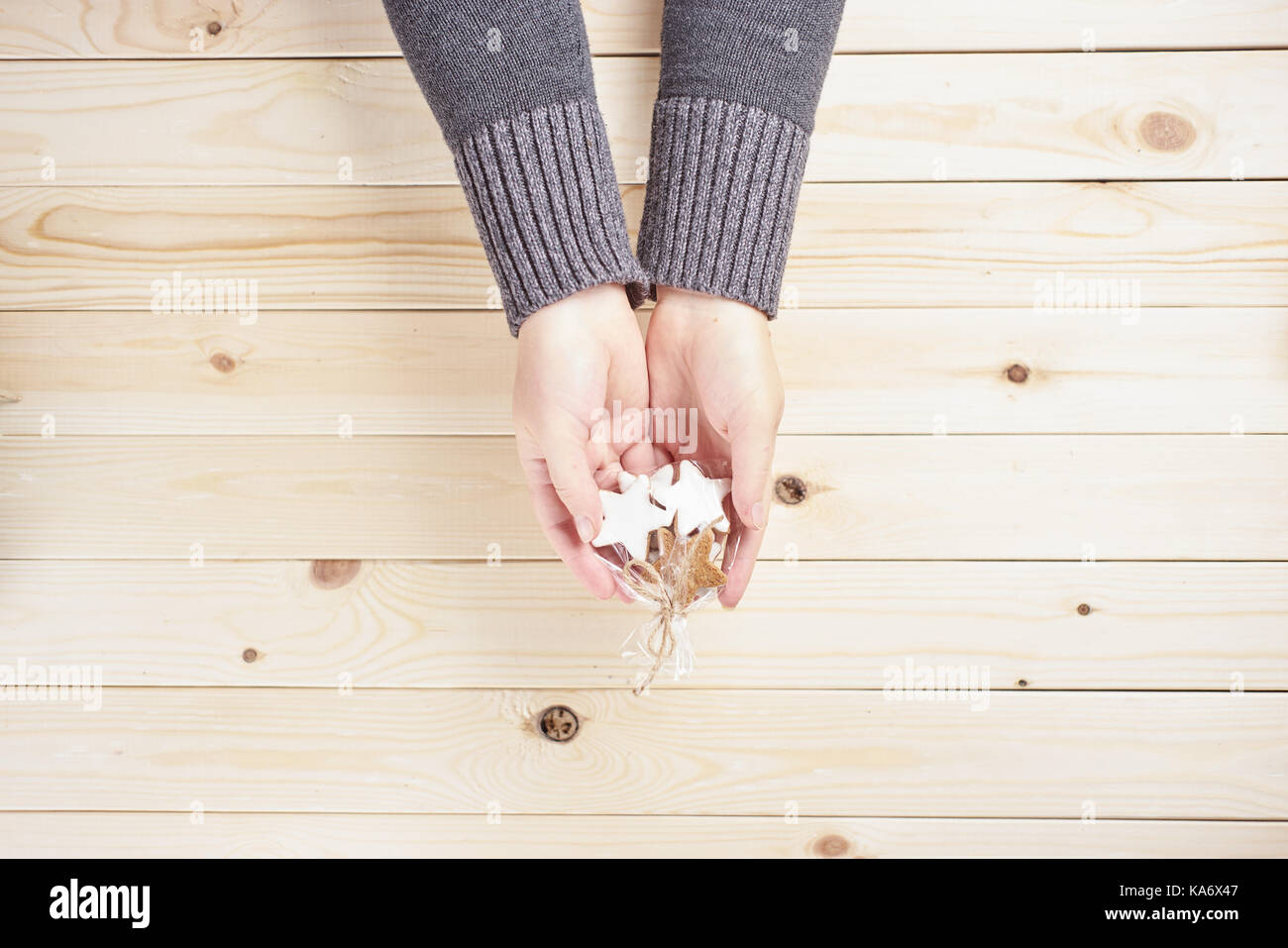 Vista superiore della donna e delle sue mani coockies fatti in casa per Natale in stile rustico Foto Stock
